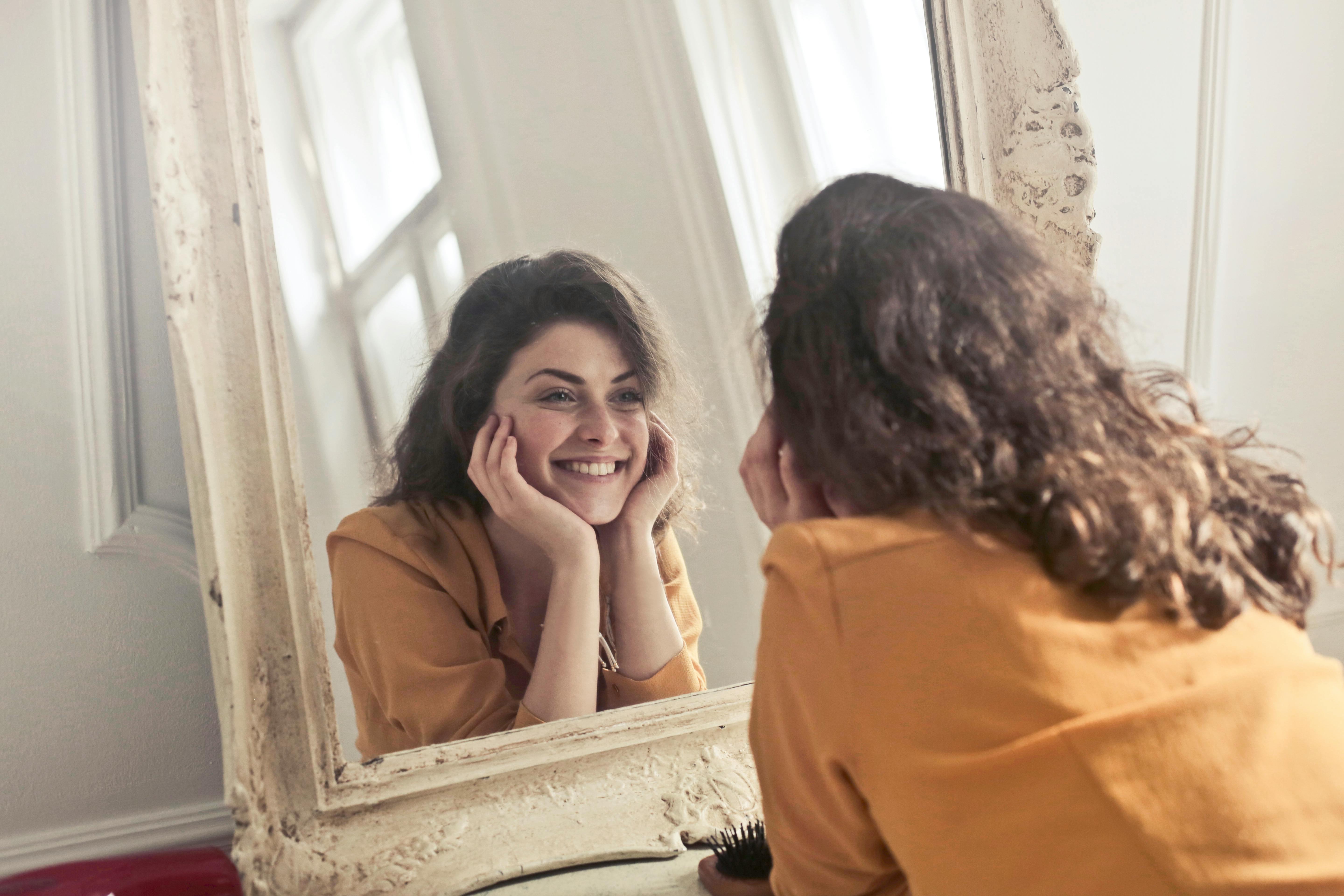 Narsistik Nggak Sama dengan Self-Love, Bro!